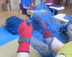 ホタテ網解体作業