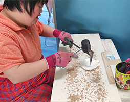 ホタテ貝殻加工請負